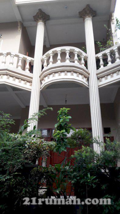 Rumah  2 lantai siap huni dan lantai 3 bangun