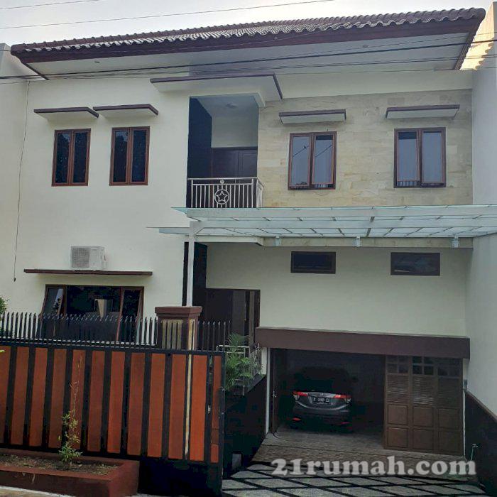 Rumah mewah di lingkungan pedesaan