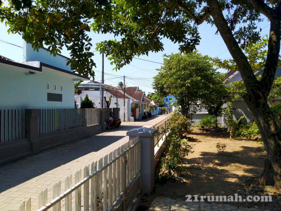 Rumah besar dan nyaman di lingkungan yang aman