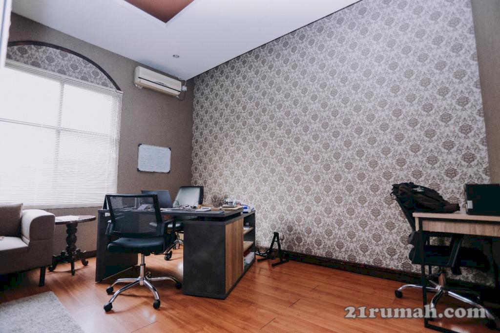 Disewakan ruang kantor / private office Sangat Strategis !!