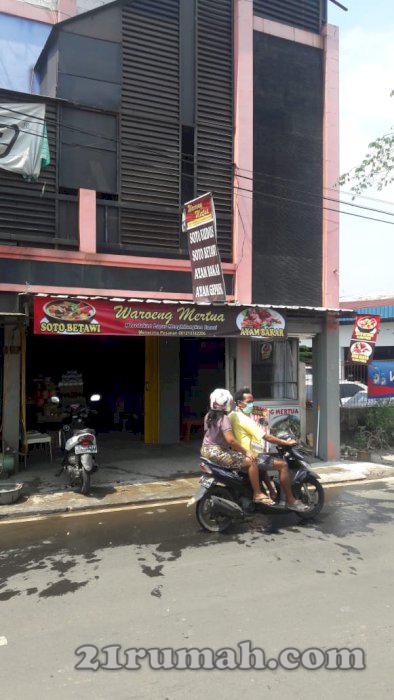 Rumah toko 3 lantai di jalan raya dekat pintu tol