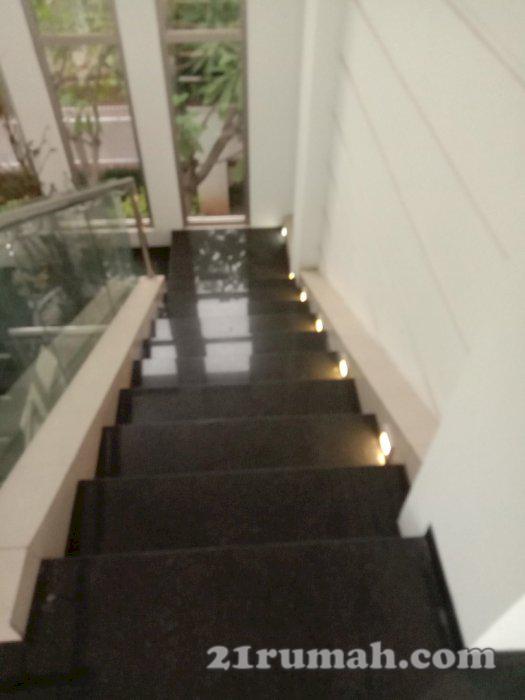 Rumah mewah dekat Banjir Kanal Timur