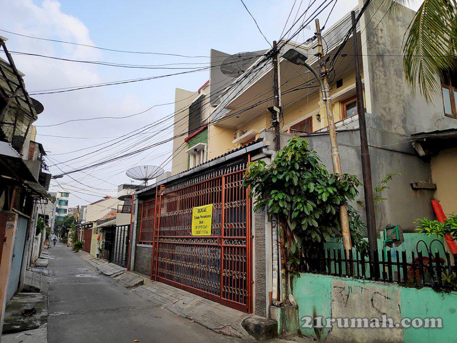 Dijual rumah 2 1/2 lantai, lokasi sangat strategis di Jakarta Pusat