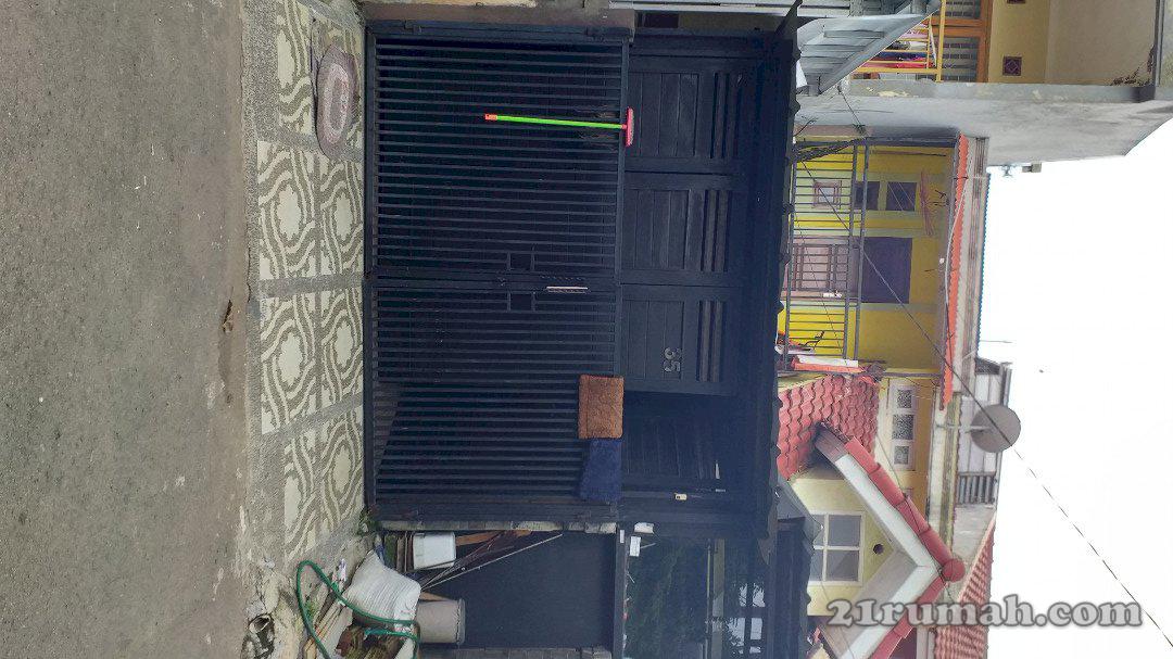 Rumah 3lantai dekat stasiun kereta api cepar