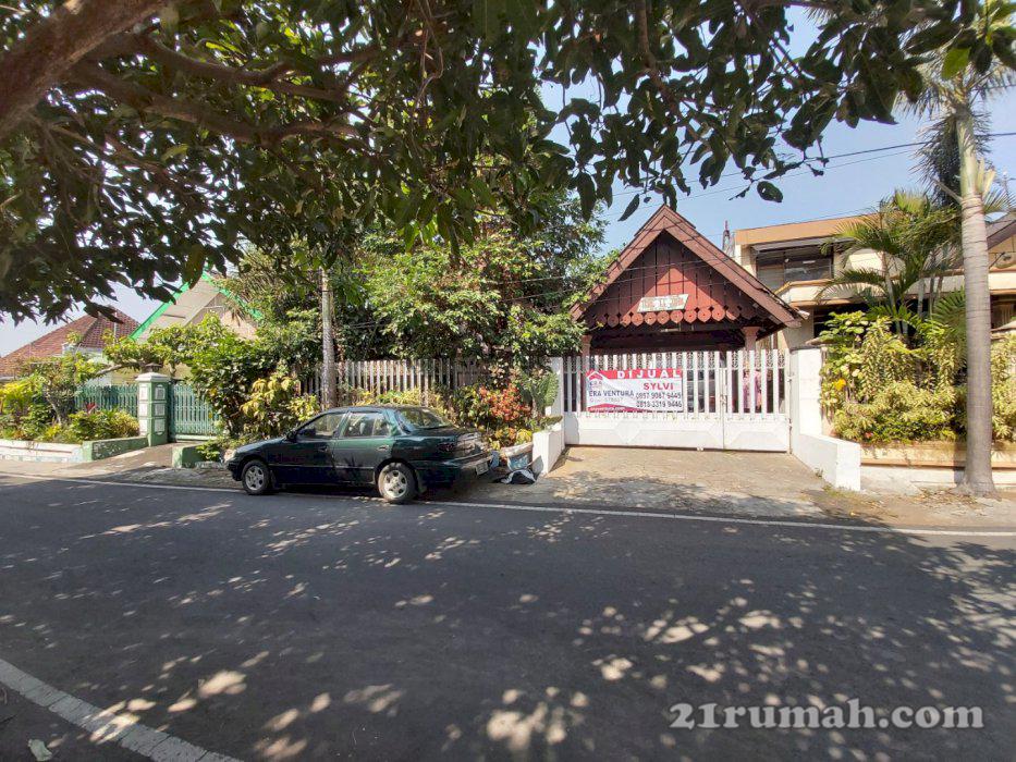 Rumah besar bangunan lama yang masih terawat di tengah kota dekat Hotel Savana