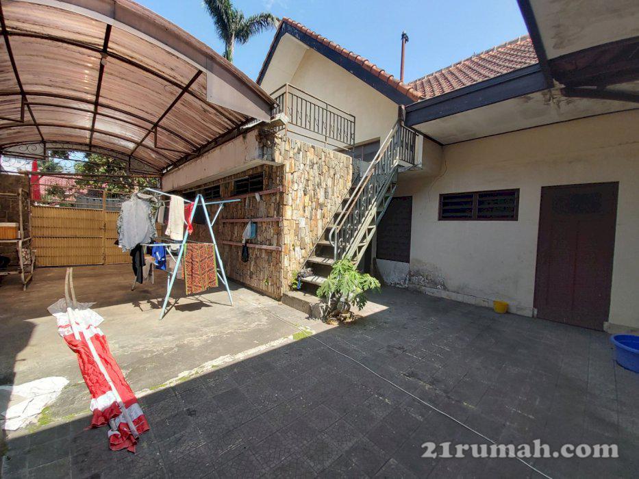 Rumah Besar Posisi Pojok Ruangan Besar di Tepi Jalan Raya Tengah Kota Siap Pakai