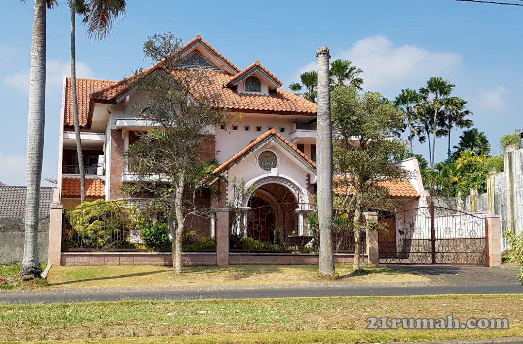 Hunian 2 lantai kondisi sangat terawat di jalur boulevard perumahan elit Araya