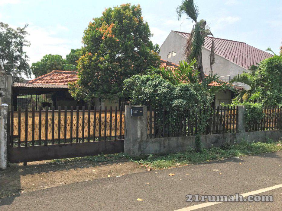 Rumah Tua Hitung Tanah Samping TOL Jatiwaringin Jakarta Timur