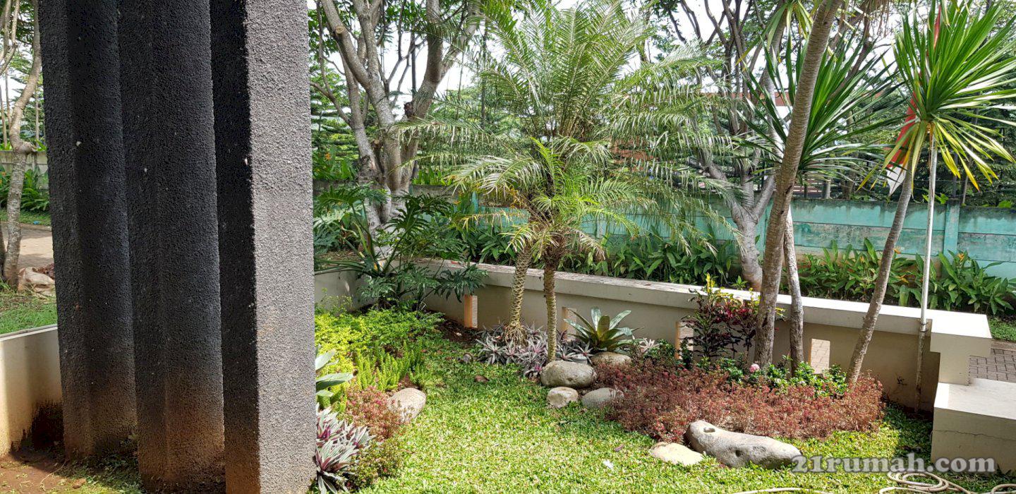 Rumah 3 lantai level split, HM, LT240/LB310