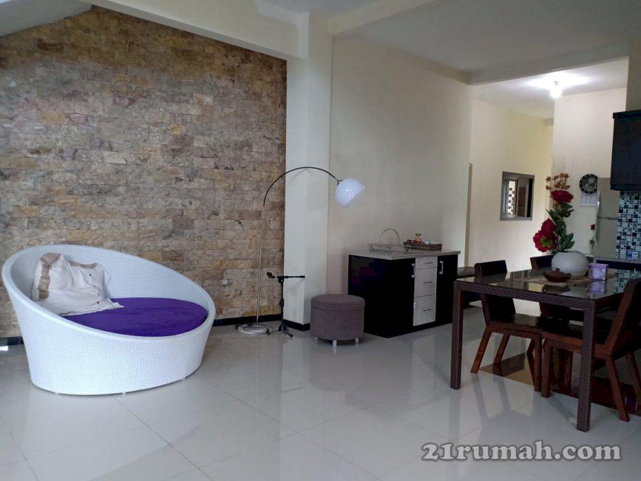 rumah mewah di pinggir jalan raya kota batu