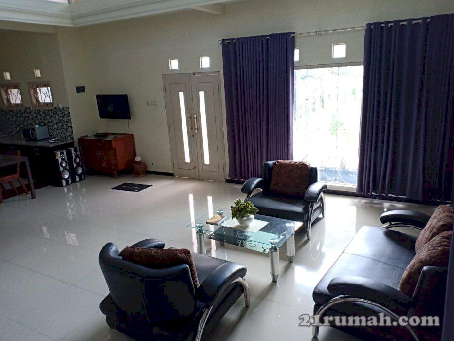 rumah mewah di pinggir Jalan raya Kota batu