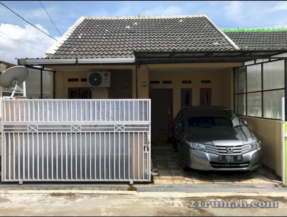 Di jual Rumah Asri ada kolam ikan di area taman