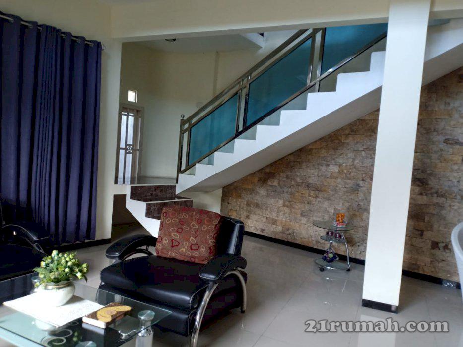 rumah mewah di pinggir jalan raya kota batu