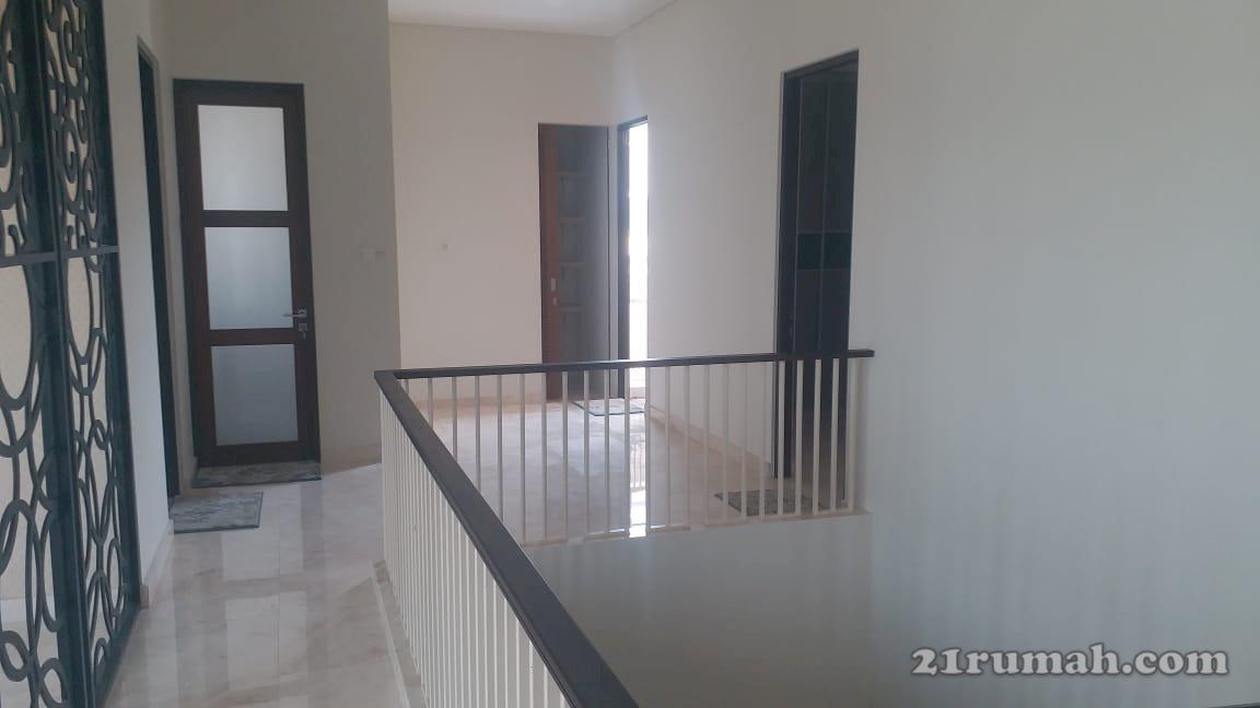 159_Disewakan rumah 2 Lantai mewah full furnished Graha Natura Surabay
