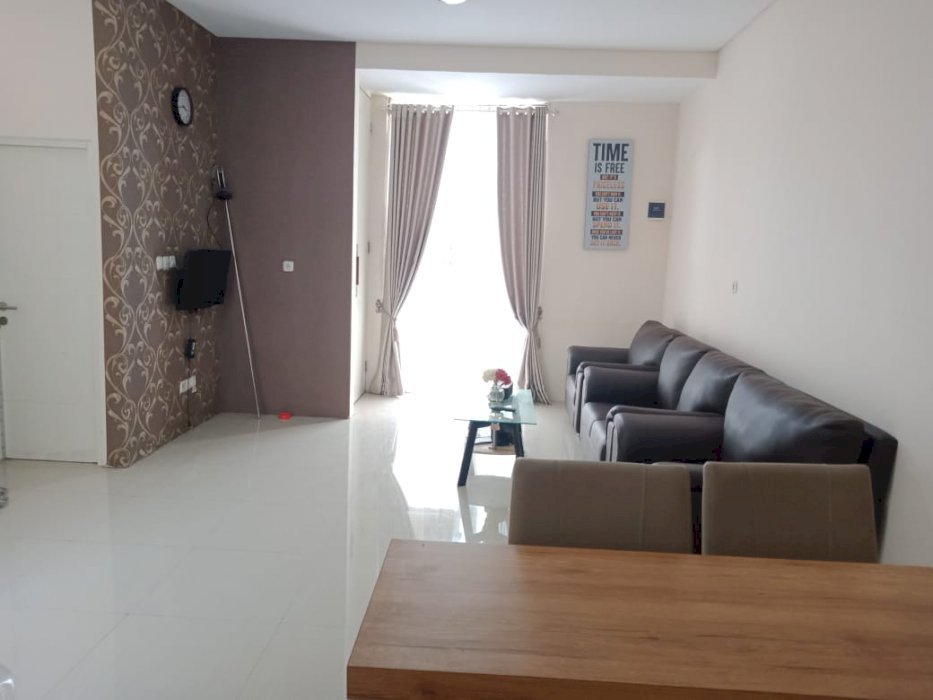 sudah laku185_Disewakan Rumah 2 Lantai di Green Garden Gresik furnish