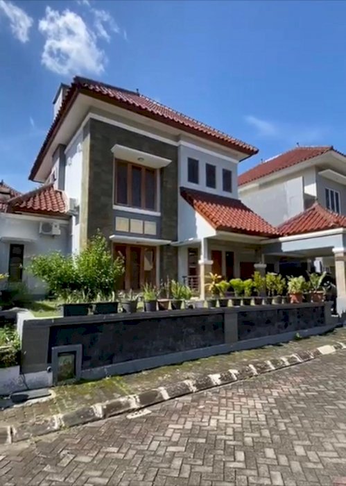 Rumah dalam perumahan di griya taman asri jl gito gati