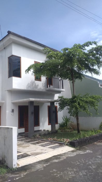 Rumah dalam perumahan di jalan palagan