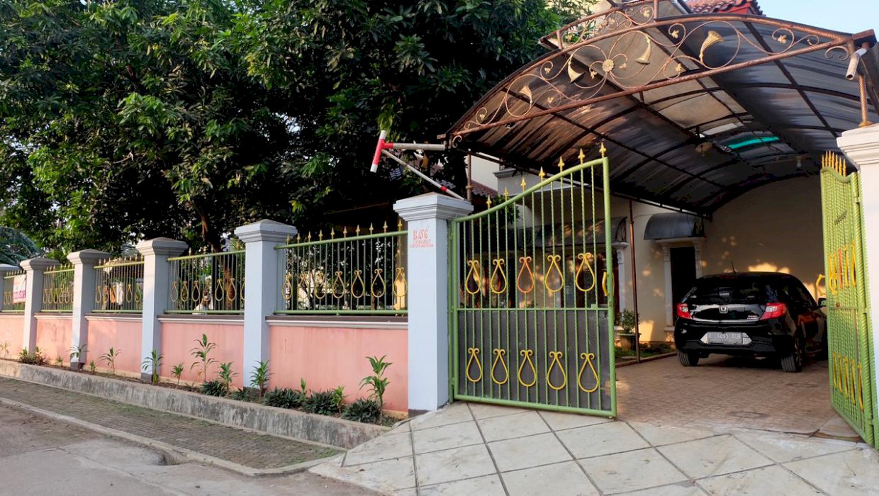 Rumah tinggal 2 lantai SHM di komplek pajak cipadu