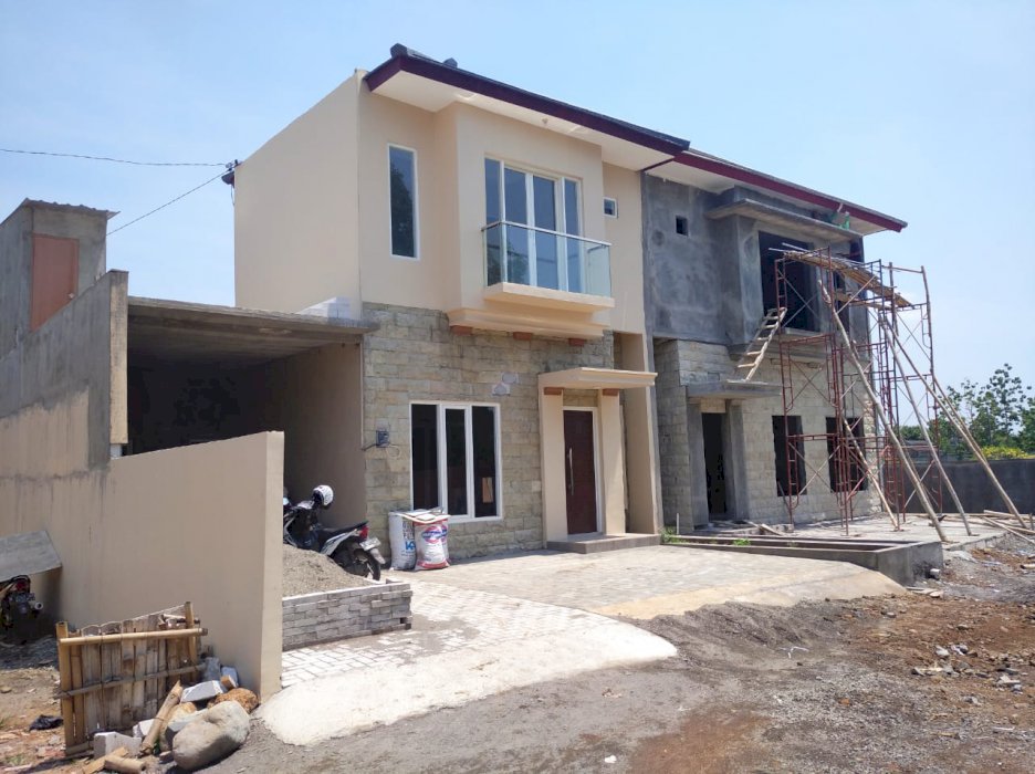 rumah lt 2 lokasi strategis ditengah kota Pati desain modern minimalis