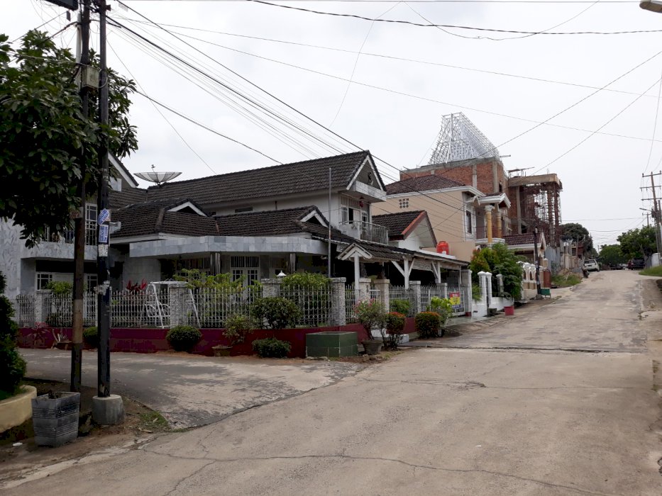 RUMAH HOOK DI JALAN UTAMA KEDAMAIAN PERMAI PALEMBANG