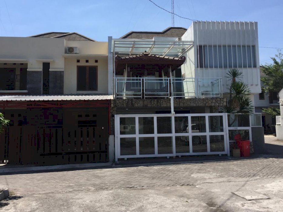 Rumah mewah dalam perumahan