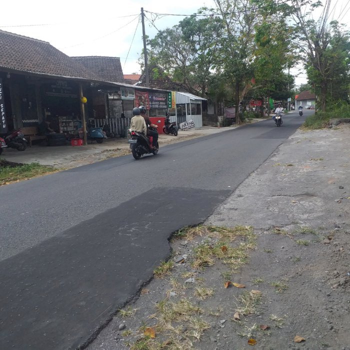 Tanah pekarangan pinggir jalan raya aspal