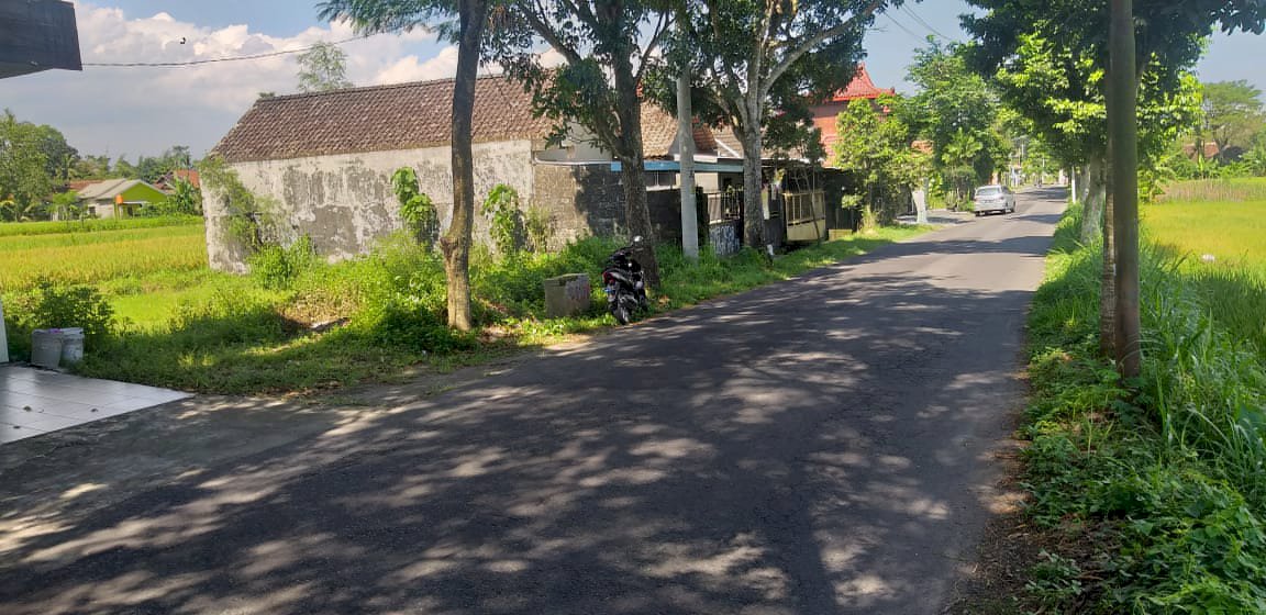 Tanah pinggir jalan raya aspal 