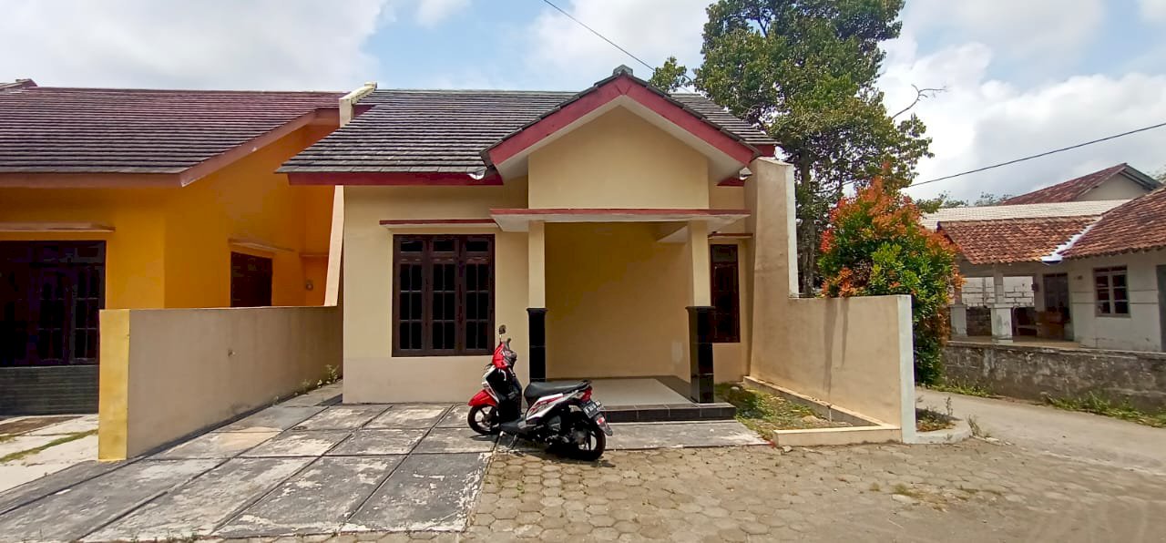 Rumah dekat masjid di barat komplek pemda sleman