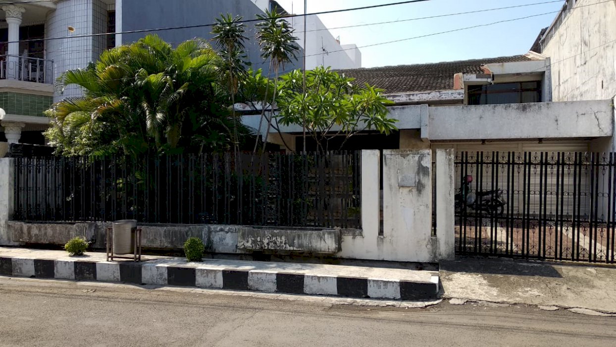 RUMAH 1,5 LANTAI MANYAR KERTOARJO
