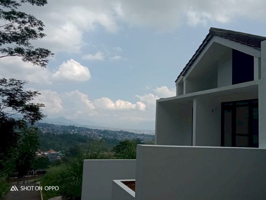 Rumah baru Asri sejuk nyaman dekat pusat kota Bandung