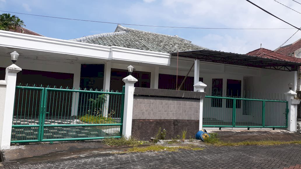 Jual rumah siap huni/HITUNG TANAH di Satelit Indah Surabaya Barat BU