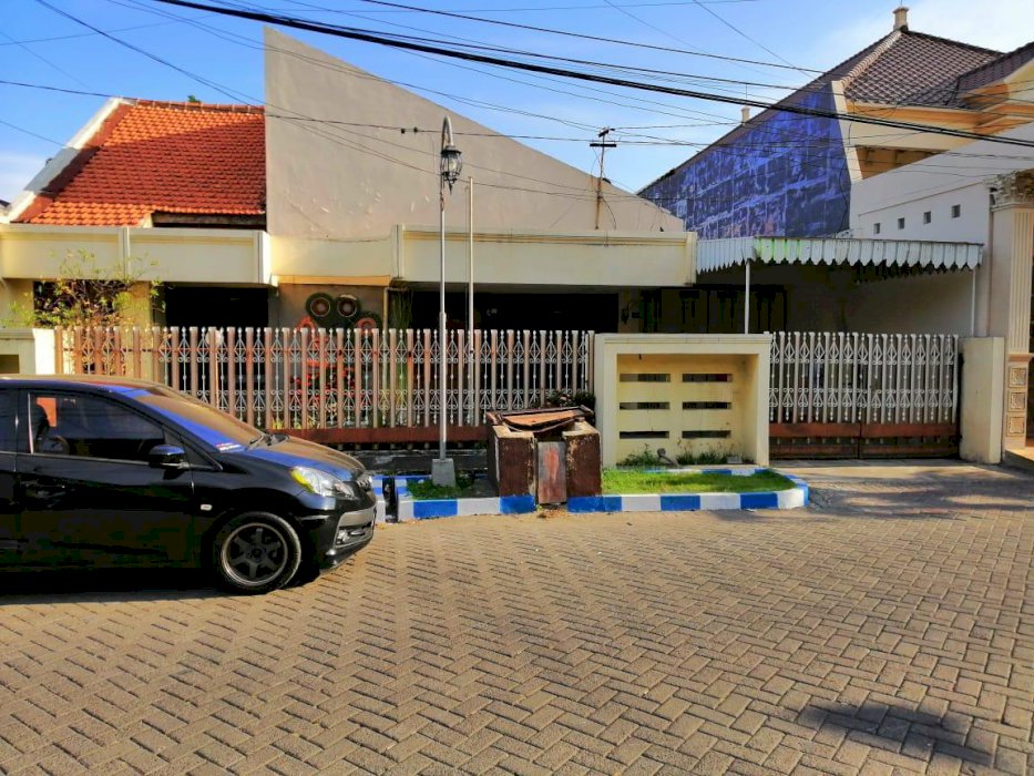 RUMAH SECOND TERAWAT MANYAR KERTOARJO