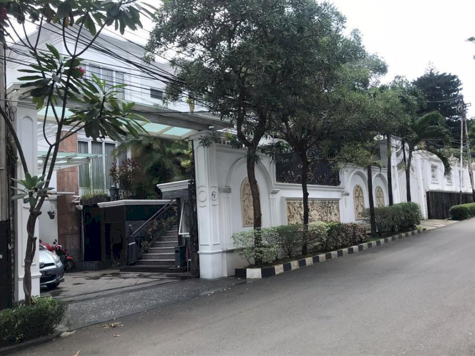 Rumah Mewah American Klasik Komplek Elit Simprug, Jakarta Selatan