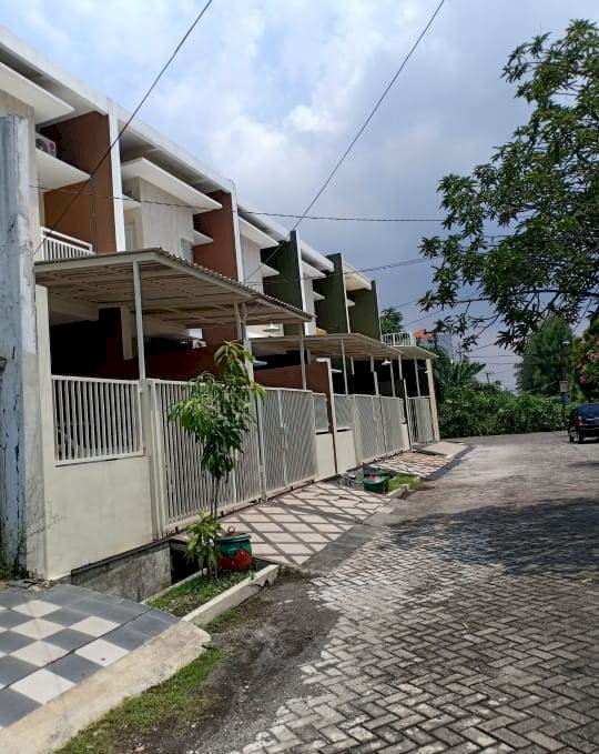 Rumah 2 Lantai Semolowaru Elok Ekstra Kanopi Dekat Galaxy Mall & RS