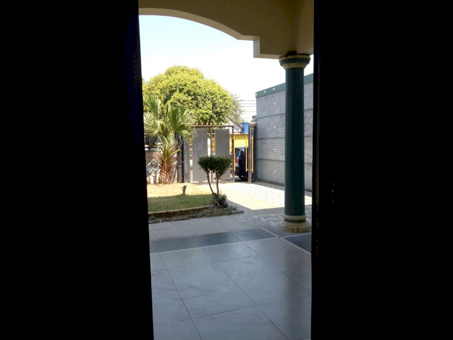 Jual rumah pinggir jalan ada toko yg tersedia.