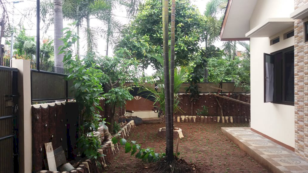 RUMAH DI HOEK DAERAH BANTAR GEBANG 