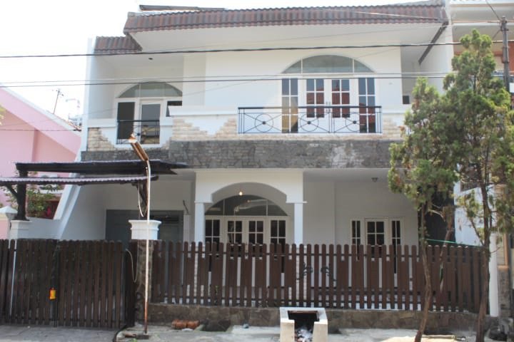 RUMAH 2,5 LANTAI MANYAR KERTOADI