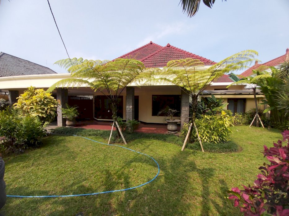 Rumah Besar di Tengah Kota Dengan Taman Luas Dekat Jalan Besar Ijen