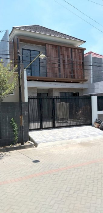 Rumah Manyar Jaya, Menur Pumpungan