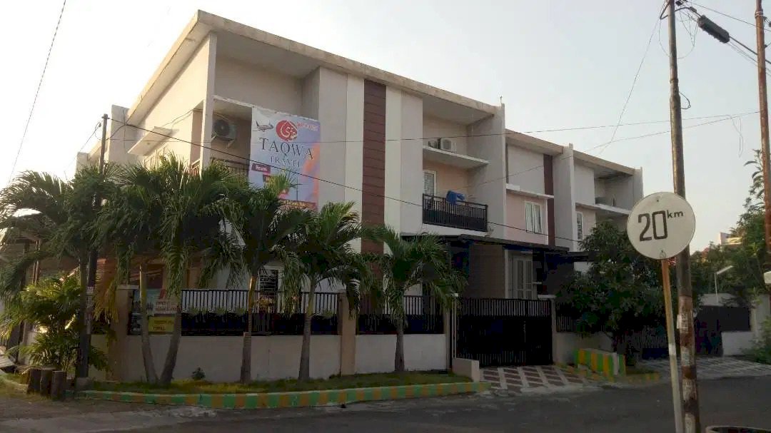 RUMAH (HOOK) RUNGKUT BARATA SIAP HUNI