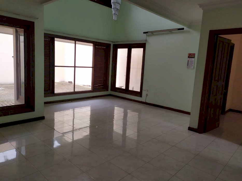 Graha Family 12x26 rumah lama butuh renov HGB row jalan lebar