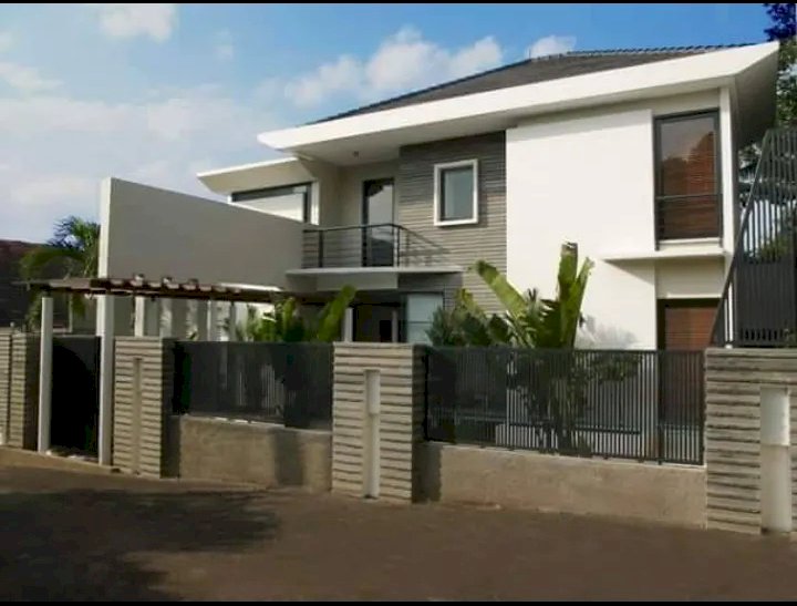 Rumah ada Kolam Renang di Cilandak Jakarta Selatan