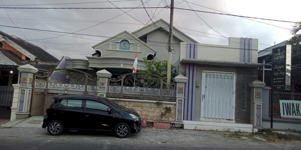 RUMAH 2 LANTAI GUNUNG BATU JEMBER LOKASI STRATEGIS PINGGIR JALAN RAYA