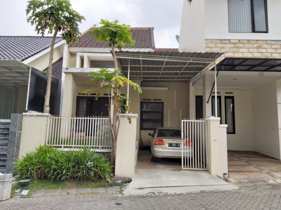 RUMAH SANGAT TERAWAT DI CLUSTER YANG NYAMAN DI PERUMAHAN ELIT DI TIDAR