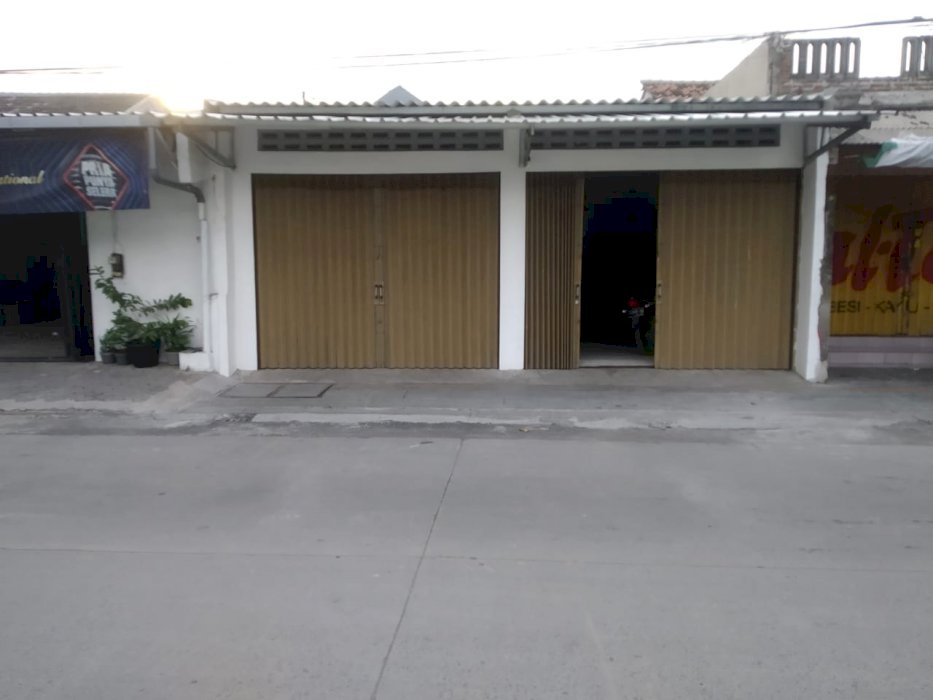 Rumah dan Toko di jalan raya