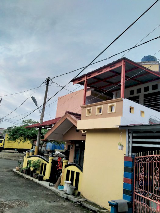 Rumah dua lantai di perumahan