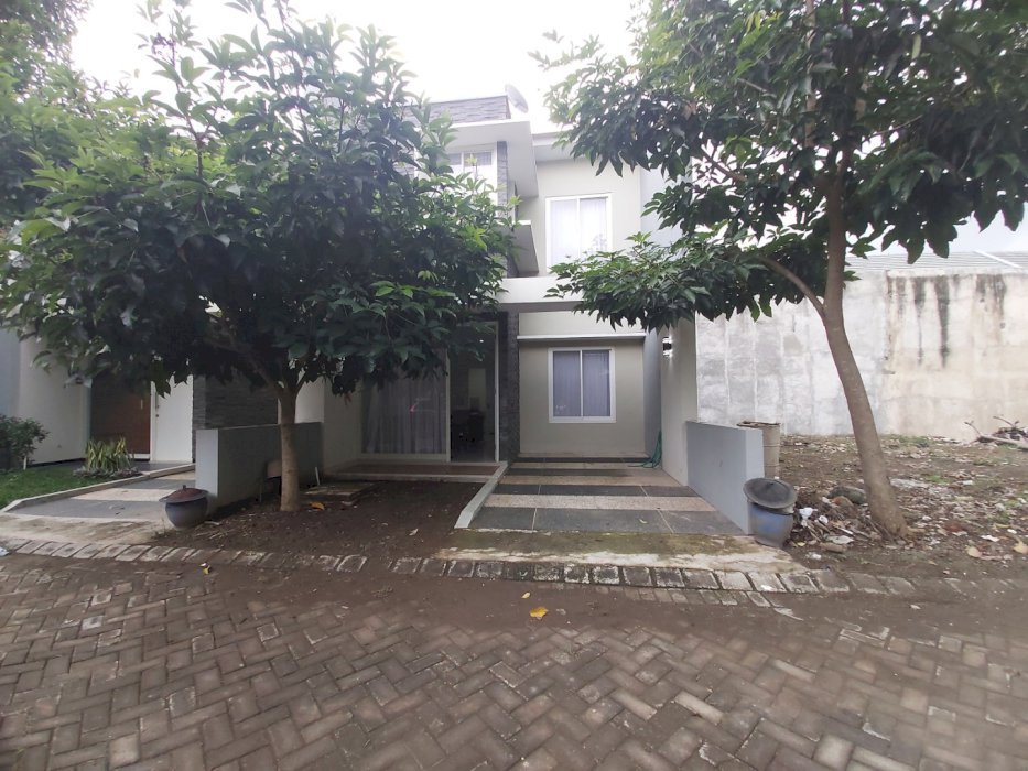 Rumah minimalis 2 lantai kondisi baru dekat lokasi wisata Batu