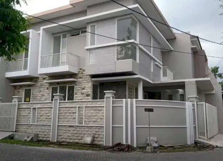 Rumah bagus Sutorejo dekat Dharmahusada Mas, GM