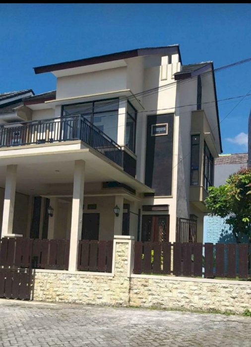 Rumah villa di kota batu