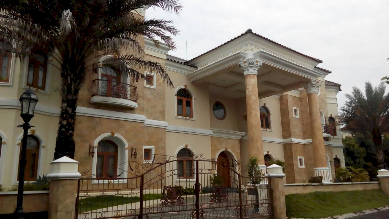 RUMAH MEWAH DALAM PERUMAHAN CASAGRANDE MAGUWOHARJO SLEMAN